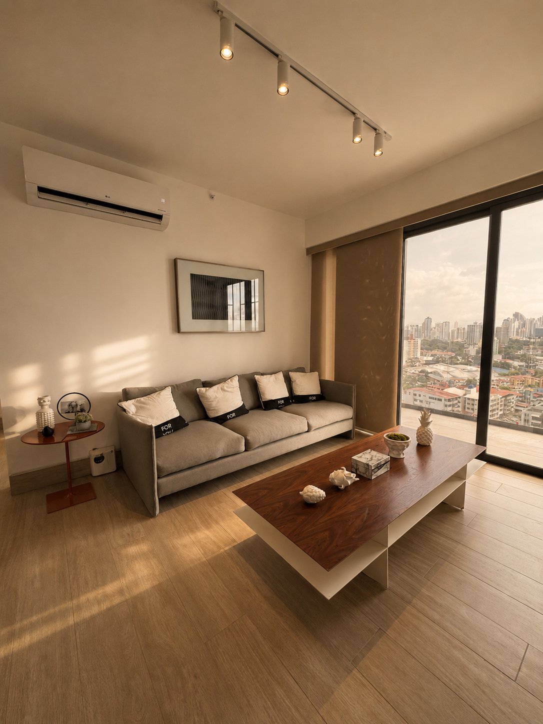 Sala con vista a la ciudad en Balcony