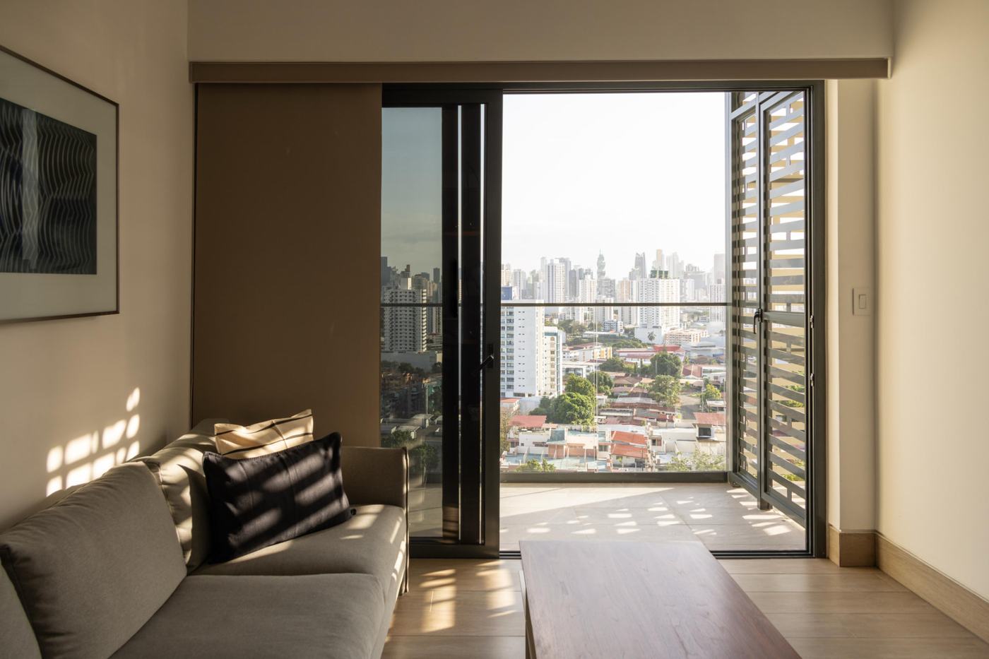 Sala con salida al balcón y vista a la ciudad en Balcony