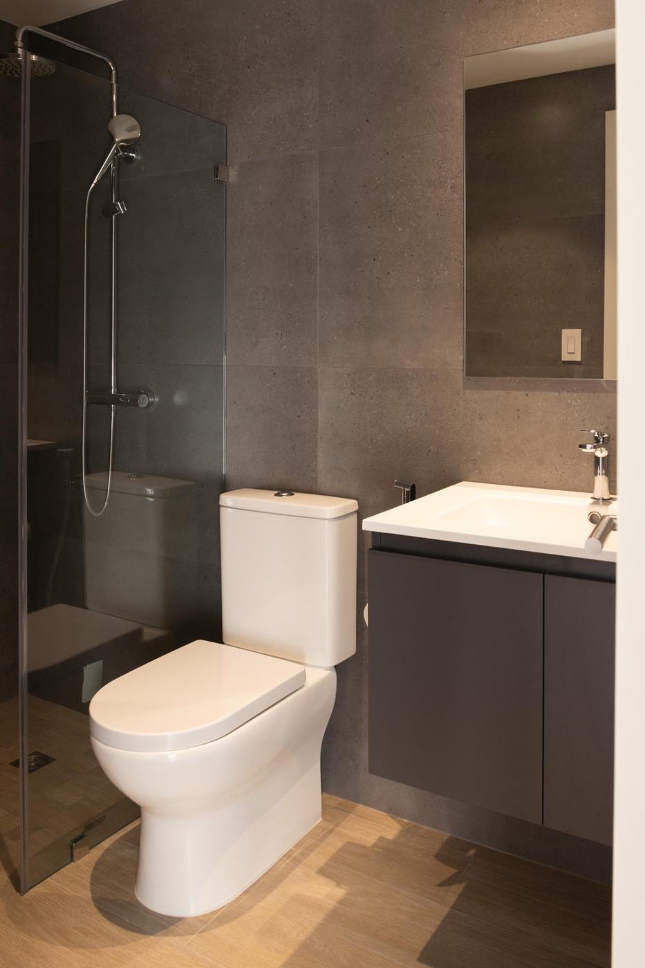 Baño con acabados en porcelanato en Balcony