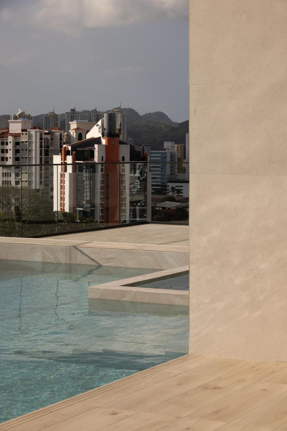 Piscina de Balcony con vista a la ciudad