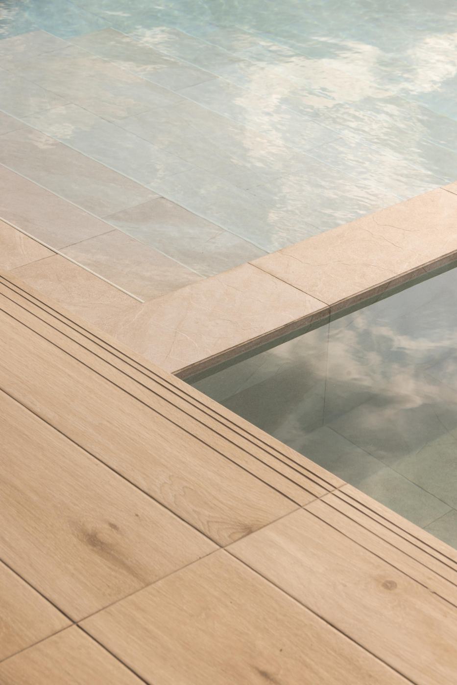 Detalle del deck de la piscina en Balcony
